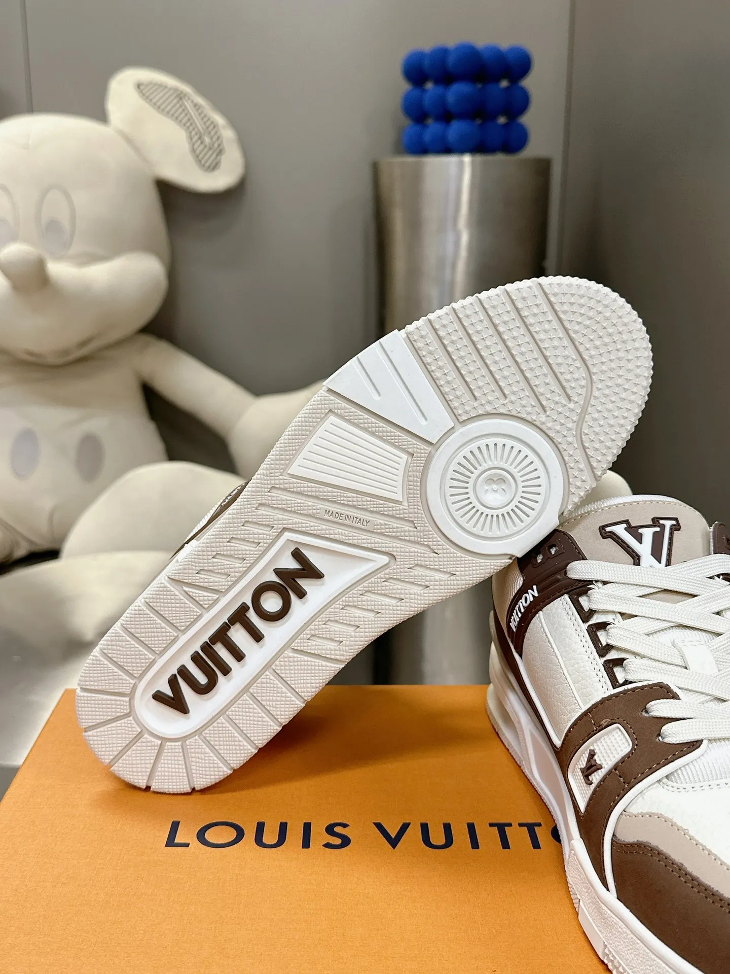 👟👟Ex-factory price 840👟👟The highest version on the Internet⚠️Feel free to compare! 2021🔥New model, purchase quality LV~Louis Vuitton by Virgin Abloh’s best-looking sneakers, Donkey Brand strongly recommends new products, official website limited edition retro basketball sneakers! Both high and low tops cost money to purchase 1:1 accurate replicas of the originals. The details are invincible, full of sincerity, imported custom-made original cowhide, the original package method is the same, the details are 100% restored, and the private model customized the original one-piece T👟👟factory price U outsole, which is different from other brands. Without the original version, this effect cannot be achieved! 35-45 (46 is custom-made and non-refundable) Some colors are available in women’s styles